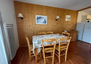 Chalet, 300m from ski slopes, fitness, swimming pool, sauna, terrace, parking, tv, ski locker, 42m²