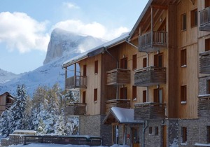 Chalet, 300m from ski slopes, fitness, swimming pool, sauna, terrace, parking, tv, ski locker, 42m²