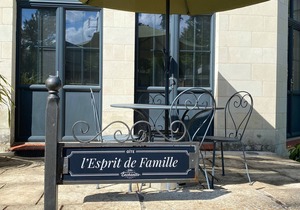 Charming Urban Cottage with Private Terrace, Close to Nantes