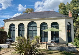 Charming Urban Cottage with Private Terrace, Close to Nantes