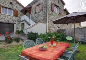 Charming 2-Bedroom Cottage with Private Garden and Terrace, Near Saint-Étienne