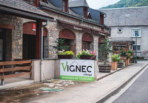 Charming 2-Room Apartment for 6 with Pool Access in Vignec Village
