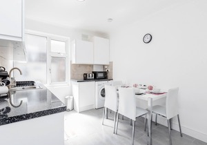 Charming 3-Bed Apartment in Romford