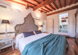 Charming 3 Bedroom Apartment in Duomo Area.