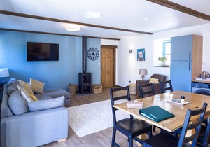 Charming Cornish cottage with private hot tub/shared pool, nr Falmouth
