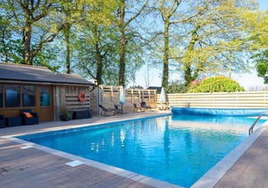 Charming Cornish cottage with private hot tub/shared pool, nr Falmouth