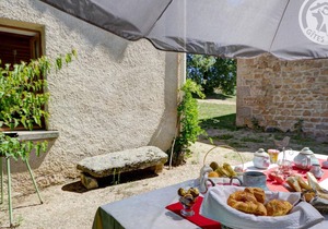 Charming Cottage with Fireplace, Garden, and Nature Walks Near Scenic Lakes