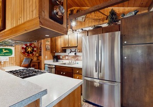 Charming dog-friendly cabin with hot tub,pool, & SHARC passes