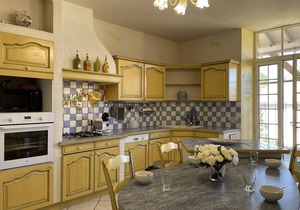 Charming 18th-Century House with Garden, Near Lake & Attractions, Perfect for Families & Friends