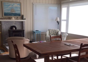 Charming ocean-front 2-bedroom cottage with spectacular views!