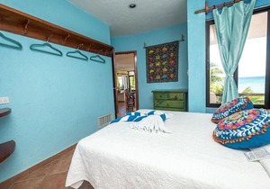 Charming penthouse with a stunning ocean view - Beachfront, AC, Wifi