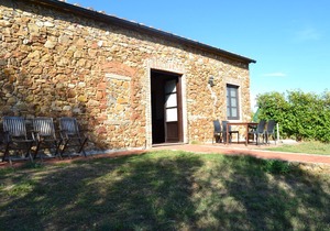Charming stone village with swimming pool, tennis, in the countryside near the sea and services