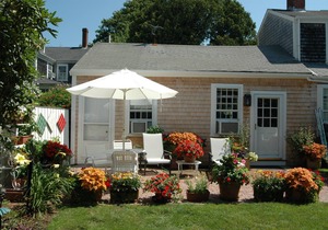 Charming Studio Unit - King and Twin Beds - Private Bath