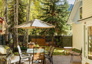 Charming Triangle Park Home - West End - Perfect Location for Summer & Winter!