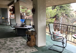 Charming two bedroom cabin located in the Hualapai mountains sleeps 8