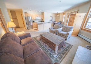 Charming Unit Fireplace, Walk to Slopes, Hot Tub