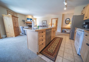 Charming Unit Fireplace, Walk to Slopes, Hot Tub