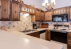 Chateau Blanc #13, 3 Bedroom 2 Bath Townhome, Sleeps 8, Close to Free Shuttle!