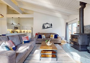 Chateau de Montagne 6 Pet-Friendly and Remodeled, On Shuttle Route by RedAwning