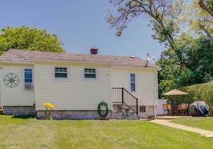 Cheerful 3 Bedroom Cottage easy walk to 2 beaches with off street parking!