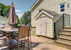 Cheerful 3 Bedroom Cottage easy walk to 2 beaches with off street parking!