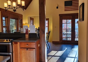 Chickadee’s Hatch | 2-Story Cabin w/Jetted Tub + Biltmore Pass