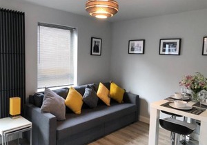 City Centre Townhouse-3 Bedrooms & Parking - Excellent Location