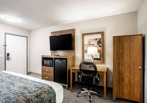 Clarion Pointe East Lansing University Area