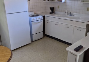 Clean, full kitchen, stand alone cabin adjoining Lake Barkley State Park