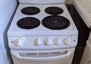 Clean, full kitchen, stand alone cabin adjoining Lake Barkley State Park