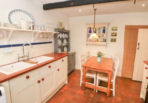 CLEMATIS COTTAGE, family friendly, with a garden in Baslow