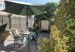 CLEMATIS COTTAGE, family friendly, with a garden in Baslow
