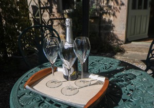 CLEMATIS COTTAGE, family friendly, with a garden in Baslow