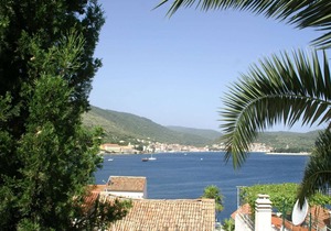 Coastal apartment in Vis near sea