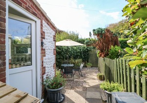 COBBLER'S COTTAGE, pet friendly, country holiday cottage in Mundesley
