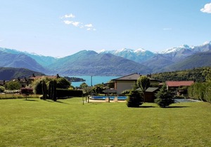 Colico: villatrecariole x 4 adults + 1 baby with pool, mountain and lake view