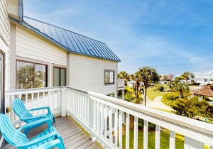 Colorful, lofty condo with balcony, beach access, pools, hot tubs & tennis