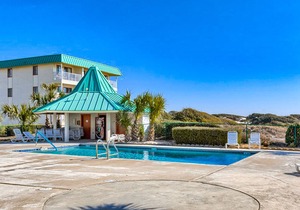 Colorful, lofty condo with balcony, beach access, pools, hot tubs & tennis