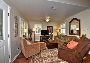 Comal River access - Charming River Retreat – Walk to Downtown & Tubing!