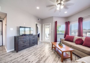 Comal Riverfront! Schlitterbahn! Pool and direct river access!