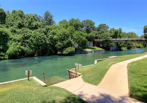 Comal Riverfront! Schlitterbahn! Pool and direct river access!