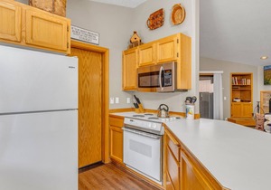 Comfort cozy cabin w/private hot tub PF, AC, new beds, unbeatable location!