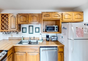 Comfy condo with furnished patio, & wood-burning fireplace