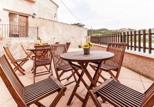 Comfy Cottage in Maians with Swimming Pool