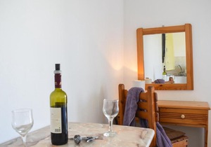 Comfy green studio/just 150m to the beach