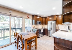 Comfy mountain retreat near the Village with pool, tennis courts & hot tub