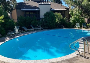 Comfy mountain retreat near the Village with pool, tennis courts & hot tub