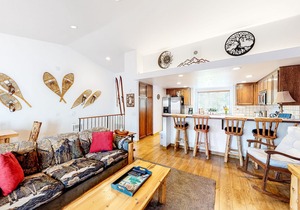 Condo Less than a Mile from Mammoth Village w/Private Hot Tub & Fireplace