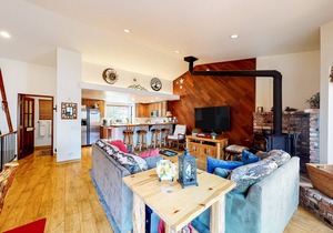 Condo Less than a Mile from Mammoth Village w/Private Hot Tub & Fireplace