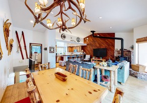 Condo Less than a Mile from Mammoth Village w/Private Hot Tub & Fireplace